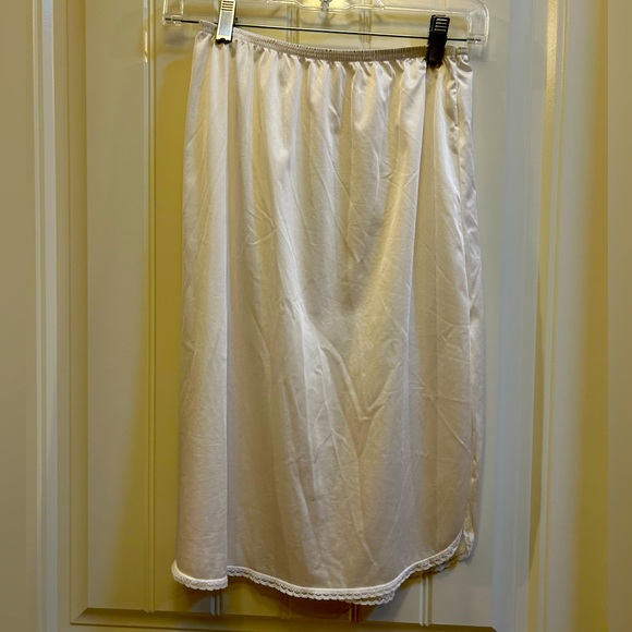 Vanity Fair lace trim half slip with side slit, S. - Picture 1 of 4